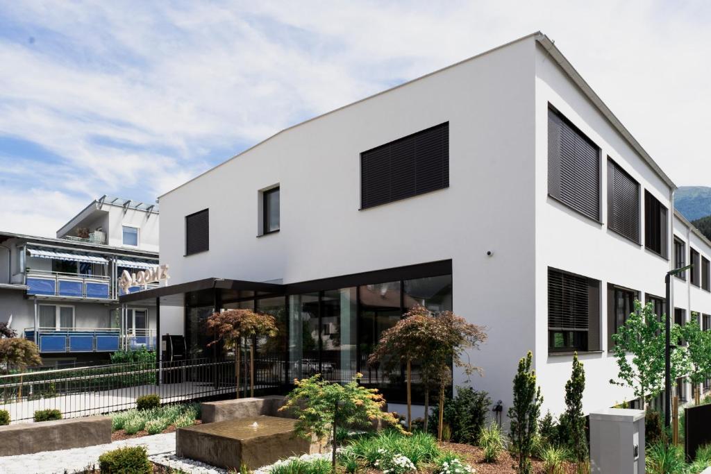 un edificio blanco con ventanas negras en LOOMZ living Self-check-in en Innsbruck