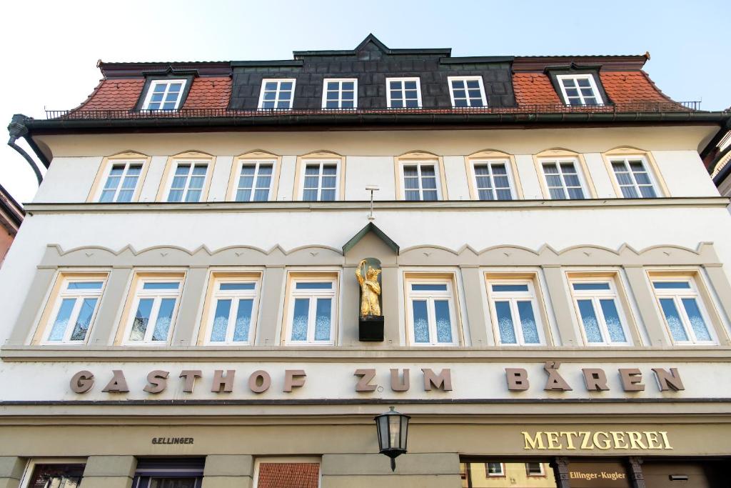 um edifício com uma estátua amarela em cima dele em Hotel Bären em Marbach am Neckar