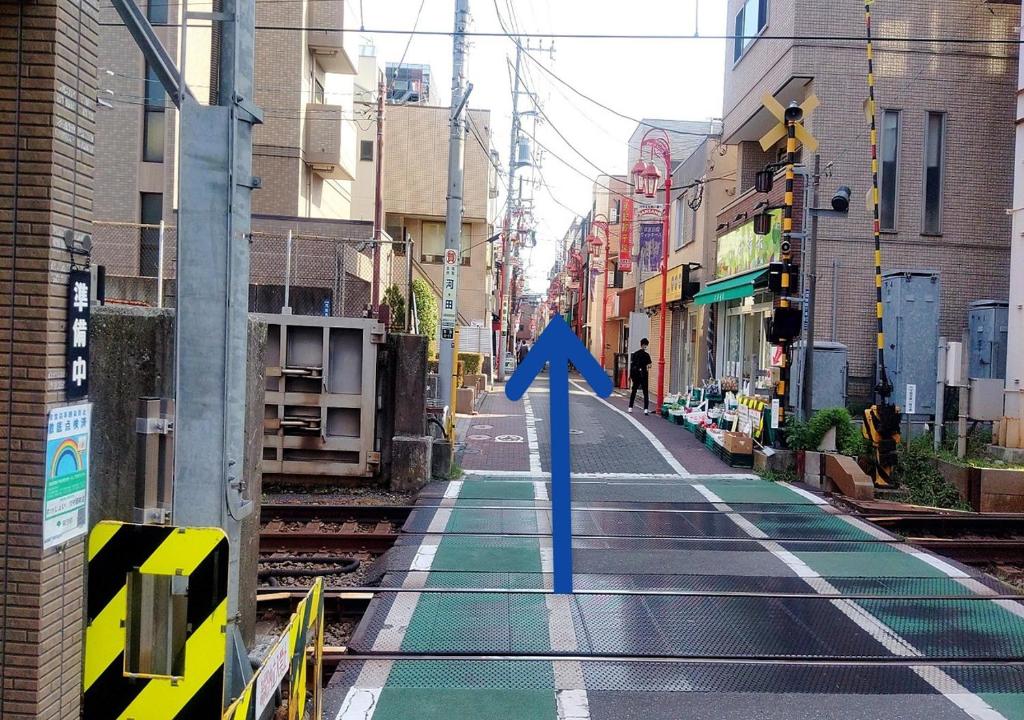 an image of an empty street with an arrow at APA Hotel Haneda Anamori Inari Ekimae in Tokyo