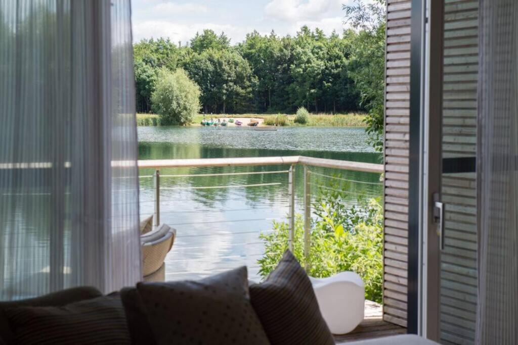 منطقة جلوس في Lakeside Villa at the Lakes By Yoo, Cotswolds