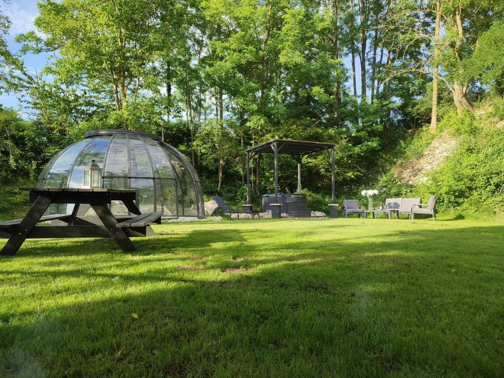 Vonkajšia záhrada v ubytovaní Bulles d'Auvergne