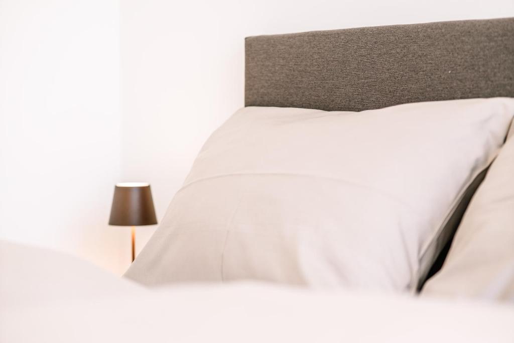 Postel nebo postele na pokoji v ubytování LOOMZ living Self-check-in