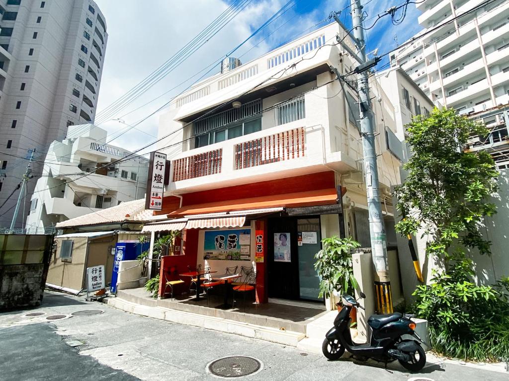 Edificio en el que se encuentra el hostal o pensión