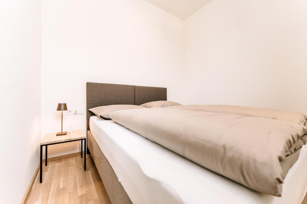 Postel nebo postele na pokoji v ubytování LOOMZ living Self-check-in