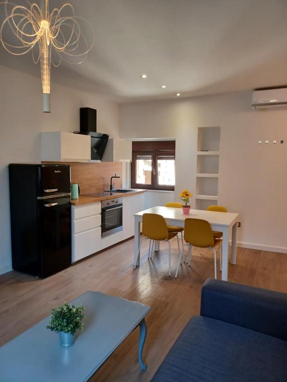 eine Küche und ein Wohnzimmer mit einem Tisch und Stühlen in der Unterkunft Apartman B & S with a beautiful terrace in Pula