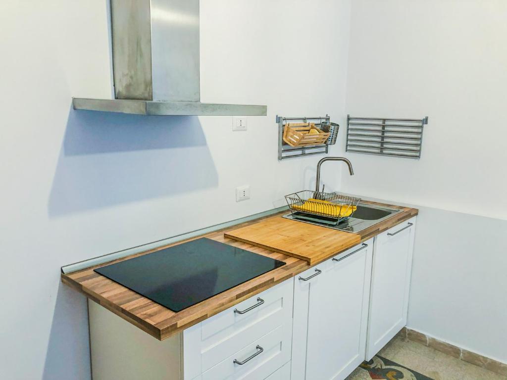 Kuchnia lub aneks kuchenny w obiekcie CAIROLI BOUTIQUE APARTMENT