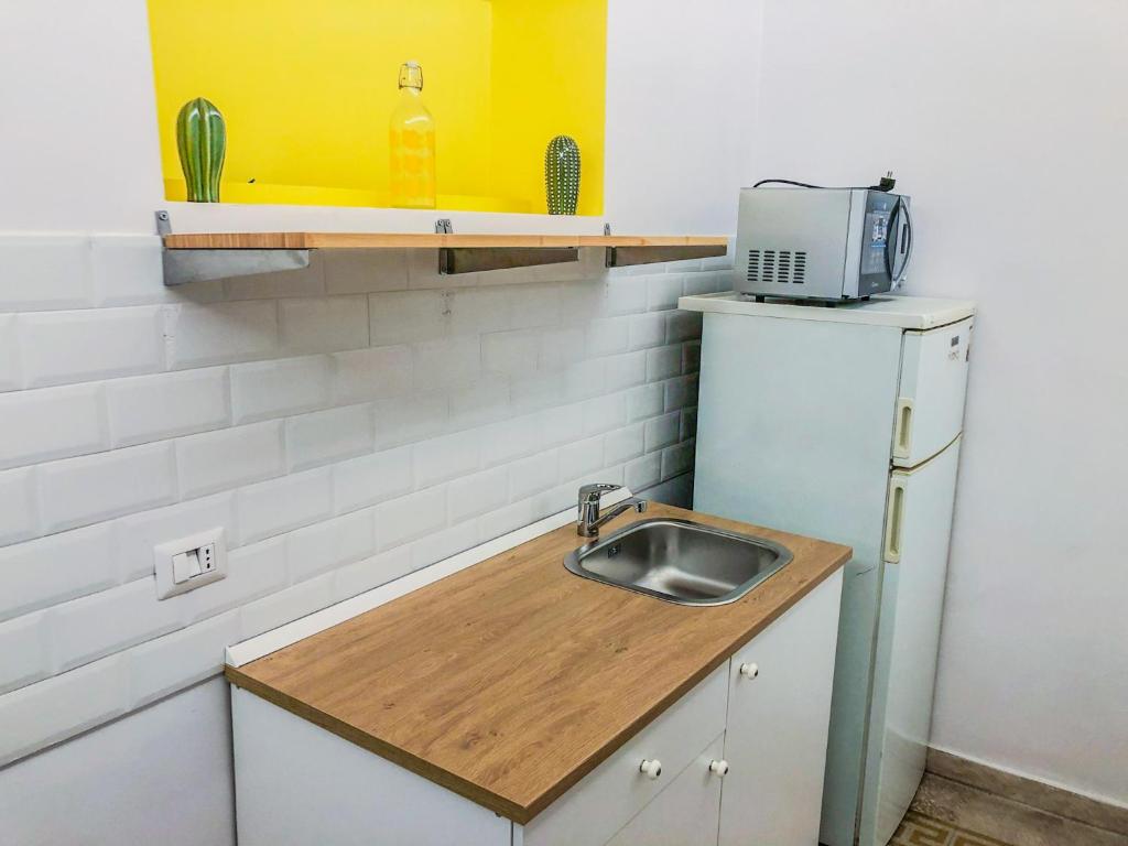 Kuchnia lub aneks kuchenny w obiekcie CAIROLI BOUTIQUE APARTMENT