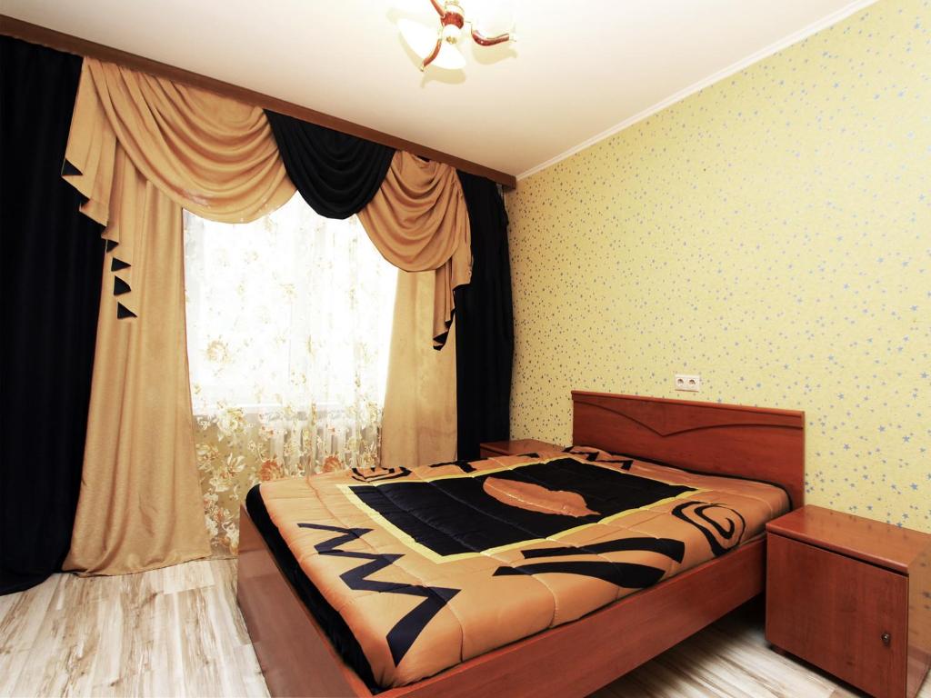 1 dormitorio con cama y ventana en ApartLux Taganskaya Suite, en Moscú