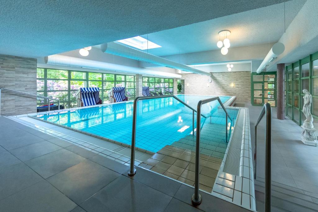 Bazén v ubytování Michels Thalasso Hotel Nordseehaus nebo v jeho okolí