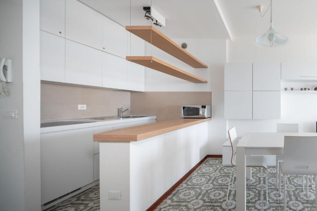 A kitchen or kitchenette at Playa Grande 504 - Immobiliare Living