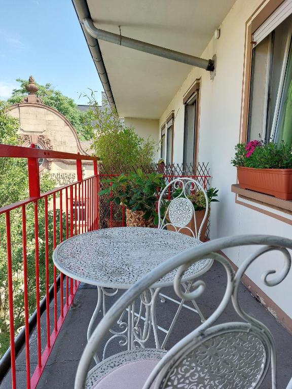 Ricks City Hotel - Single Room With Balcony
