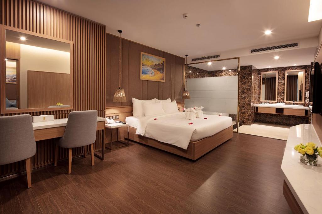 Giường trong phòng chung tại Virgo Hotel Nha Trang
