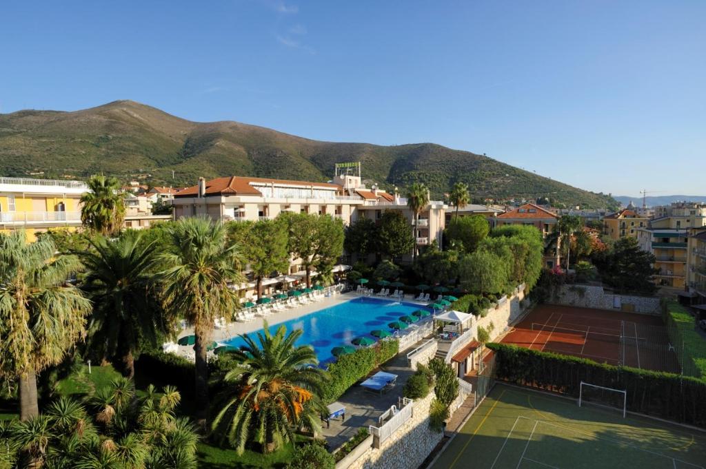 uma vista aérea de um resort com um campo de ténis em Residence Oliveto em Ceriale