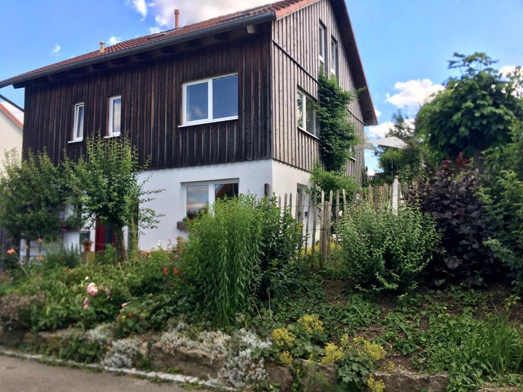 une maison en noir et blanc dans l'établissement Schöne Wohnung in der Nähe von Schwäbisch Hall, à Rieden