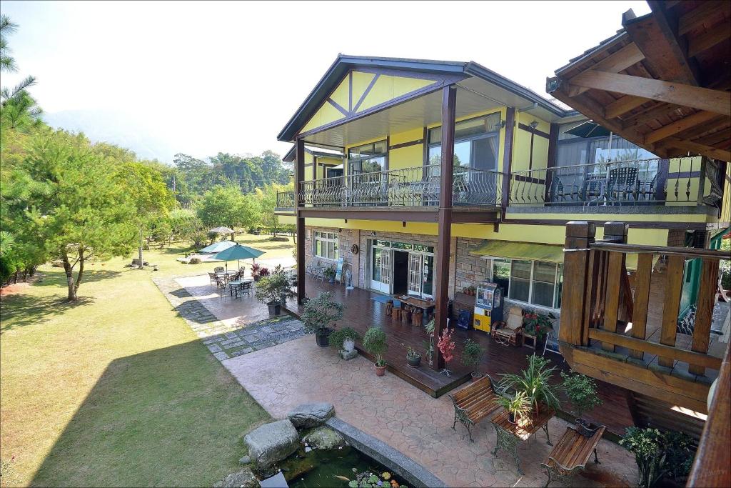 - une vue aérienne sur une maison avec un étang dans l'établissement Sitou Peach Villa B&B, à Lugu