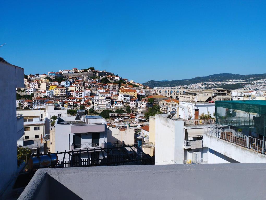 Blick auf eine Stadt vom Dach eines Gebäudes in der Unterkunft ALEX HOUSE in Kavala