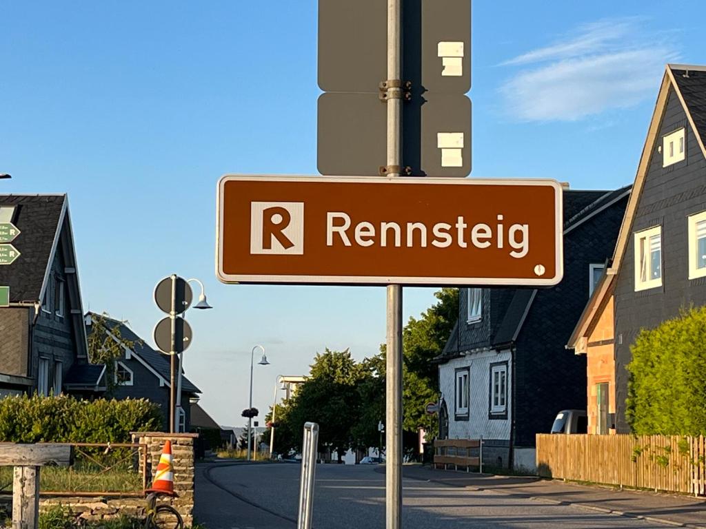 um sinal de rua para remendar numa rua em Bergblick em Masserberg