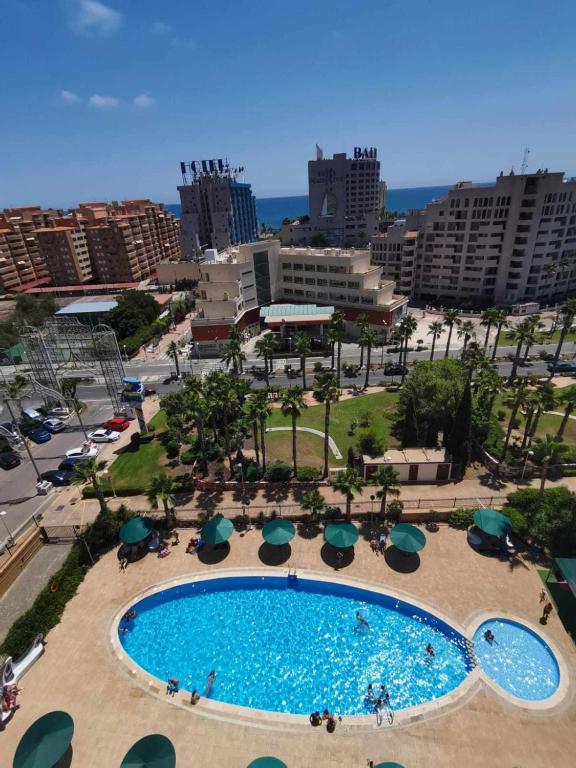 Bazén v ubytovaní Apartamento con vistas al mar ideal para relajarte - AGUAMARINA I alebo v jeho blízkosti
