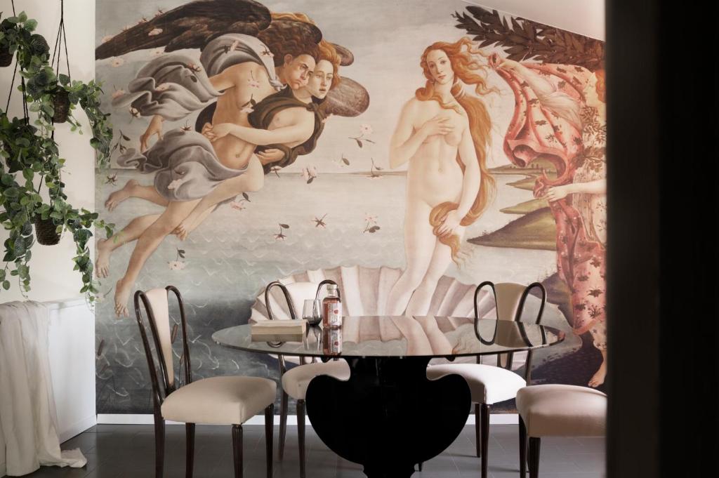 una sala da pranzo con un grande dipinto sul muro di La Bella di Lajatico a Laiatico