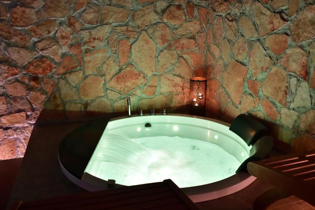 Fotografie z fotogalerie ubytování SPA SUITE SICILIA - Intera casa con spa privata Jacuzzi Sauna Bagno di Vapore ad uso illimitato v destinaci Rosolini