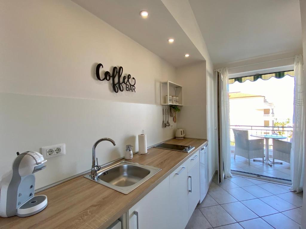 Kuchyň nebo kuchyňský kout v ubytování Apartmani Marko