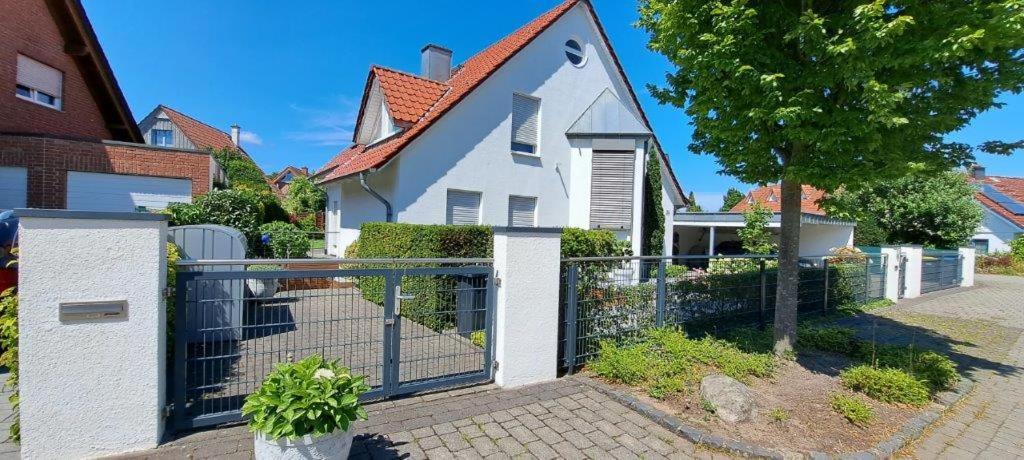 Biały dom z płotem przed nim w obiekcie Haardblick w mieście Flaesheim