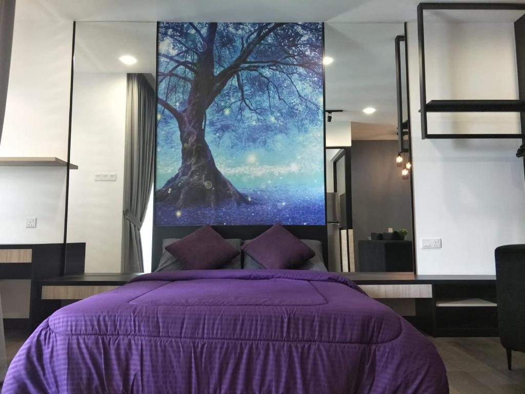 um quarto com uma cama roxa e um grande mural de árvore em AMNI Homestay Vista Bangi Muslim Preferred (Pool View) em Kajang