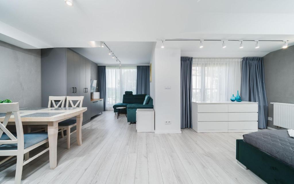 salon ze stołem i jadalnią w obiekcie Ice Apartments w Krakowie