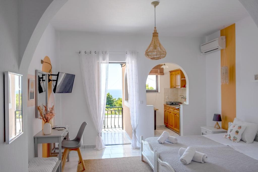 Postel nebo postele na pokoji v ubytování Pefkides Aegina Boutique Apartments