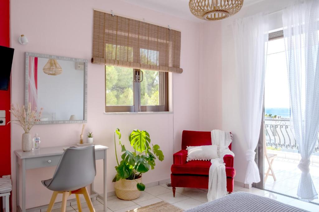 Postel nebo postele na pokoji v ubytování Pefkides Aegina Boutique Apartments