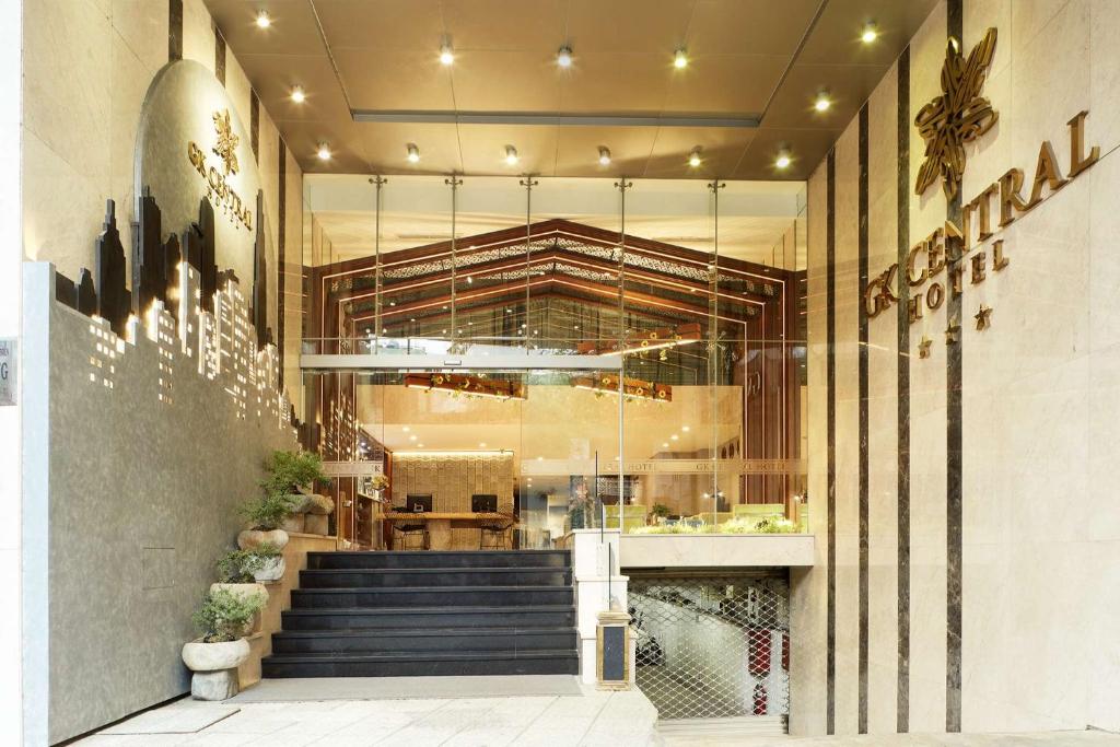 een lobby van een gebouw met een trap bij GK Central Hotel in Ho Chi Minh-stad
