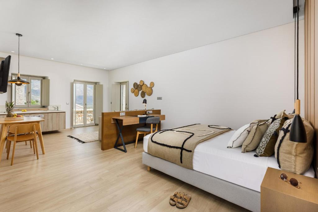 Postel nebo postele na pokoji v ubytování Salvia Areopolis All Suite Hotel