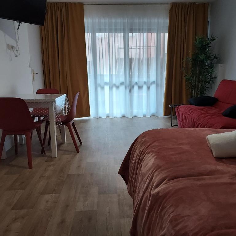 un salon avec un lit et une table de salle à manger dans l'établissement 2 LYS Orleans Downtown, free secure parking, à Orléans