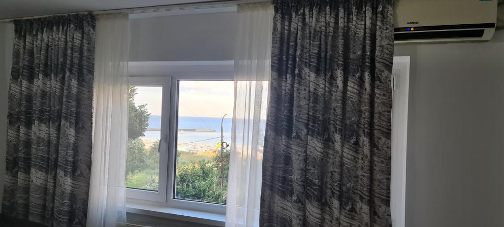 una ventana con vistas al océano en Lumiss Suite - Zoom Beach Constanta, en Constanţa