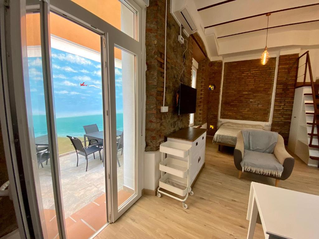 Habitación con dormitorio y vistas al océano. en FERNANDO EL CATOLICO PREMIUM, en Málaga