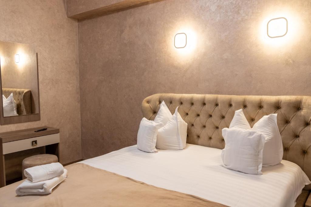 トゥルグ・ムレシュにあるPensiunea Europaのホテルルーム(白い枕付きのベッド付)