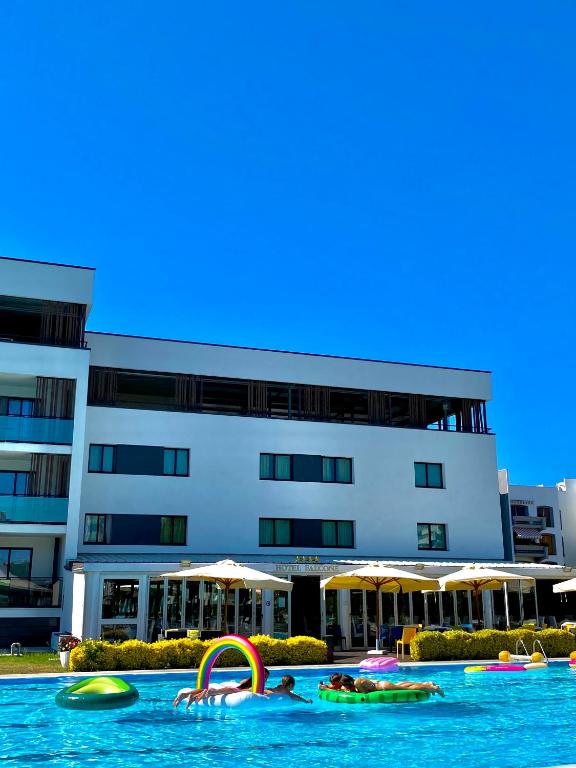 Bazén v ubytování Hotel Falcone nebo v jeho okolí