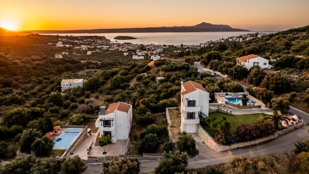 - une vue aérienne sur une villa avec un coucher de soleil dans l'établissement Villas Almyrida, à Almyrida