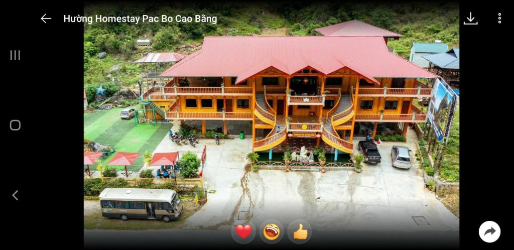 een uitzicht op een groot gebouw met een bus voor de deur bij HOMESTAY PAC BO CAO BẰNG in Cao Bằng