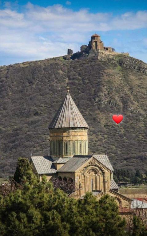 Nespecifikovaný výhled na hory nebo výhled na hory při pohledu z penzionu