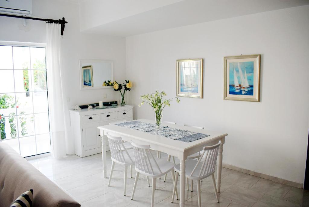 カト・ダラトソにあるHrisi Akti Apt-CHの白いキッチン(白いテーブルと椅子付)