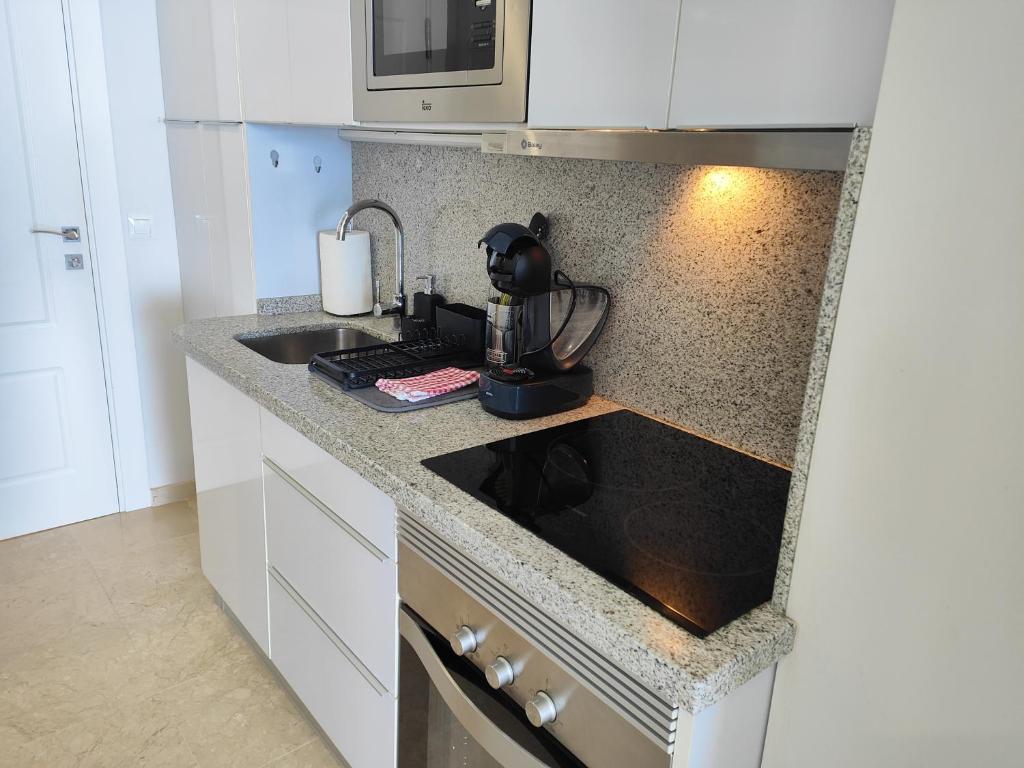 Kuchyň nebo kuchyňský kout v ubytování Santa-Clara-Blue Horizon Front Line Apartment BY NAMASTE ELITE