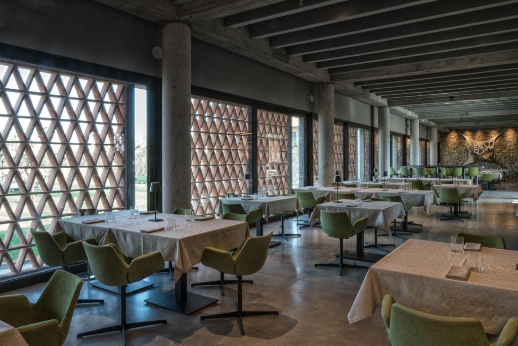A restaurant or other place to eat at I Vivai