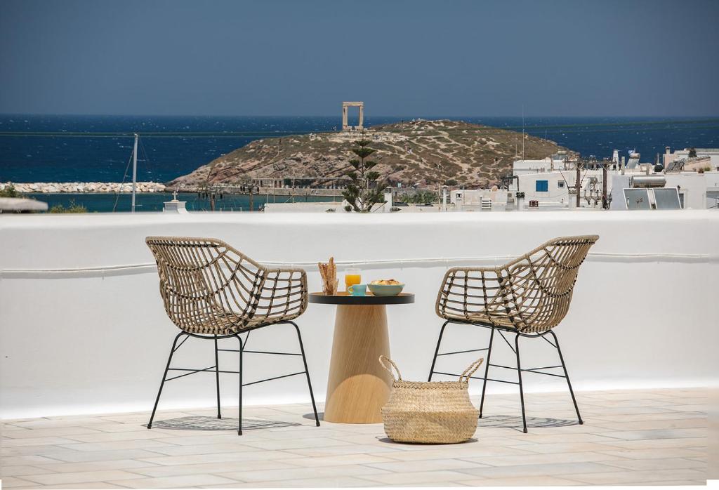 2 sillas y una mesa en el balcón en CASA DE SAL, en Naxos Chora