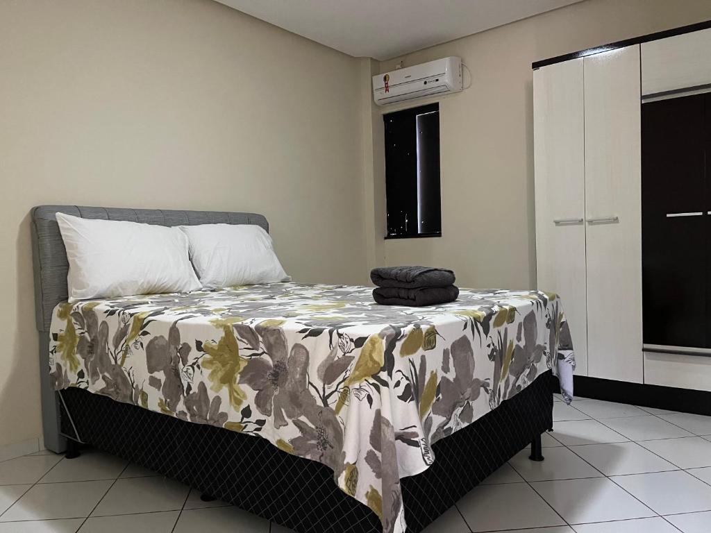 a bedroom with a bed with a blanket on it at Apartamento com ar condicionado em Seabra in Seabra