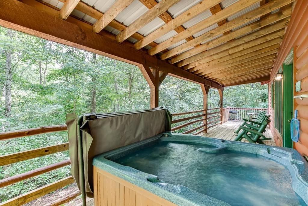 Cabin with Jacuzzi & Hydrotherapy SpaNear Helen - Twee Slaapkamers Villa