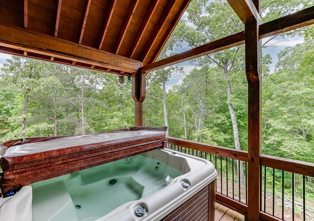 Spacious Cabin w Hot Tub Near Helen, GA - Villa De Dos Dormitorios