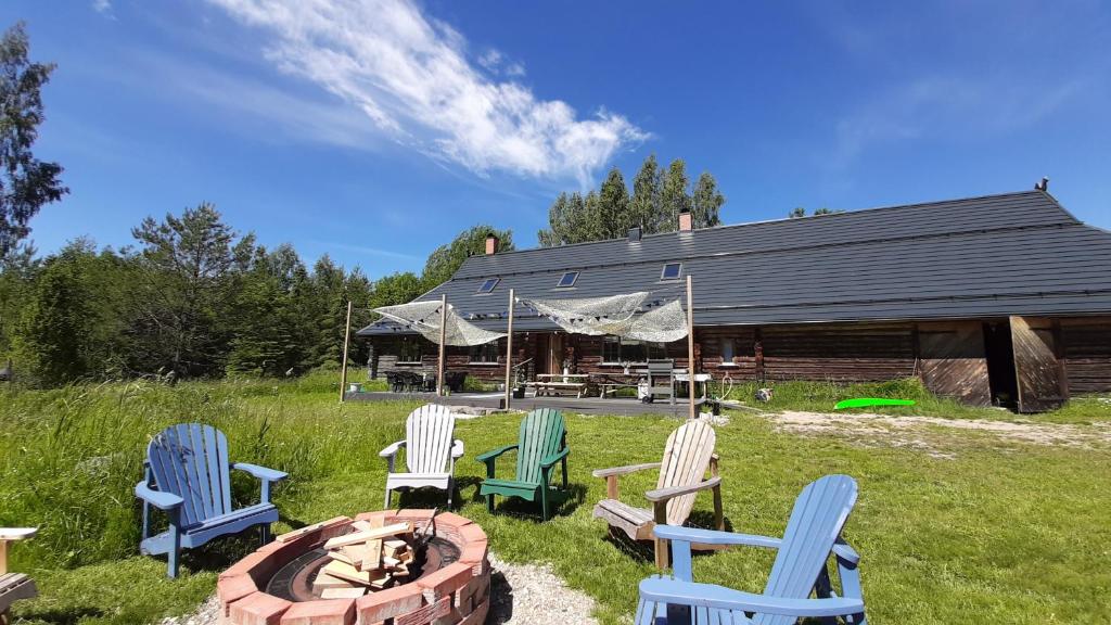 גינה חיצונית ב-Raistiko Talu- Farmhouse, off-grid cabin and more