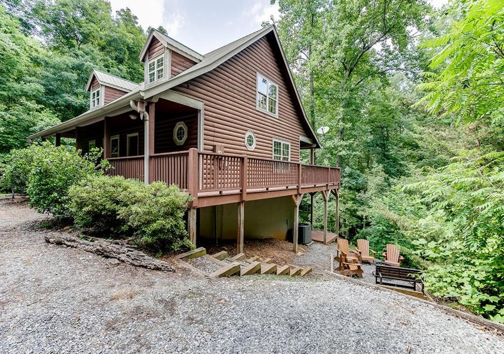 科尼利亚Private Luxury Cabin w Pool Table and Firepit的树林中带甲板的大房子