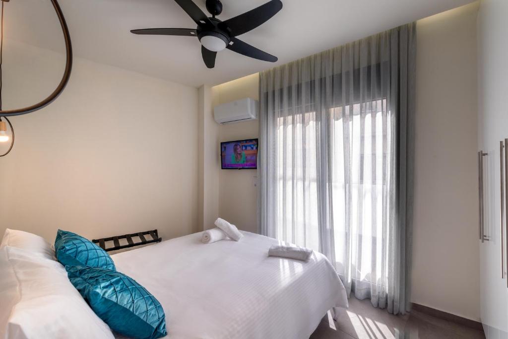 Posteľ alebo postele v izbe v ubytovaní Deluxe Suites Irianna - in the heart of Old Town